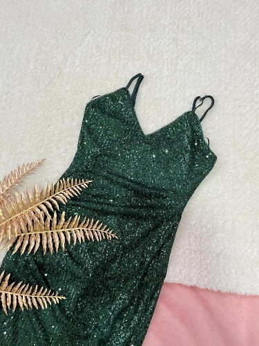 Vestido ajustado con lentrjuelas bajo con fleco de muslo verde oscuro