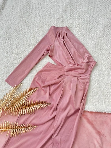 Vestido de de un hombro cruzado de satén