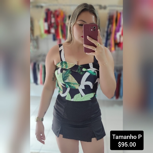 Conjunto em alfaiataria short saia e cropped alça