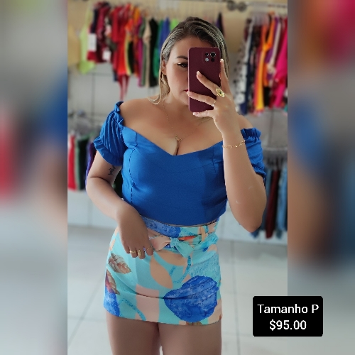 Conjunto em alfaiataria cropped ombro a ombro e short saia