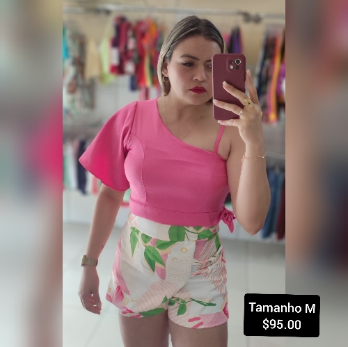Conjunto em alfaiataria short saia e cropped com uma manga