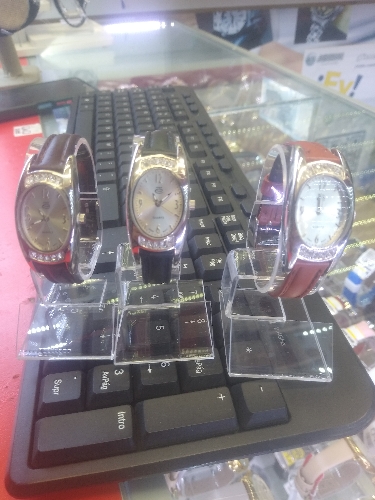 Relojes Esika cuero