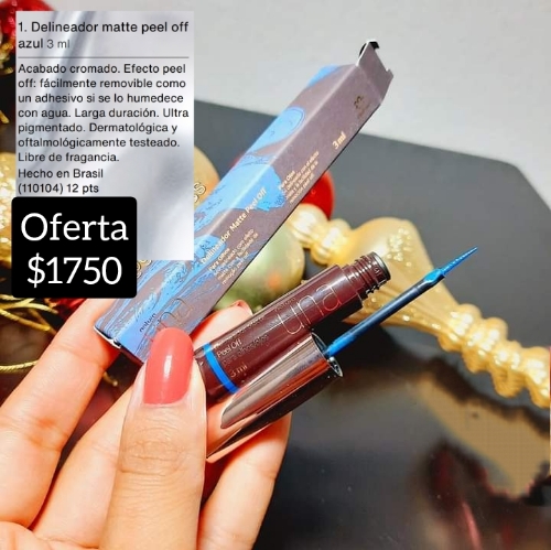 Una delineador líquido mate tono azul