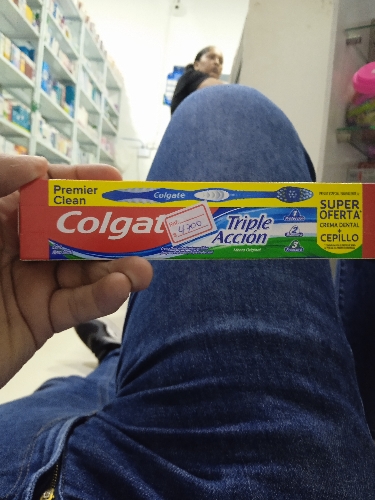 Colgate triple acción x 50ml + cepillo