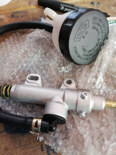 BOMBA DE FRENO TRACERO GY200 CON DEPOSITO EXCEED