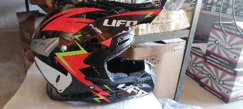 CASCO PARA MOTORISTA NEGRO 12 L CROSS - WLT188