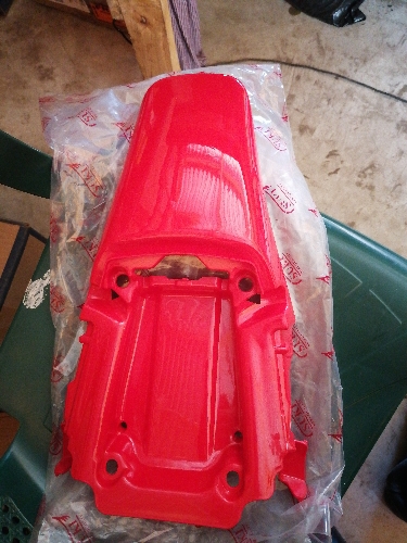 COLA TRASERA BROSS125 ROJA SUKI
