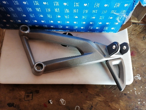 BASE O POSAPIE TRASERO DERECHO PULSAR 200NS/160NS 56JL4K6B ORIGINAL