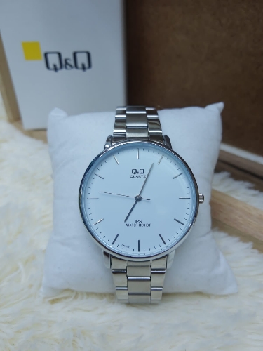 Reloj Q&Q metálico plateado