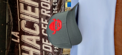 Gorra Xflex delta lisa gris obscuro barbón rojo