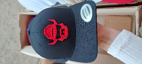 Gorra yupong negra barbón rojo