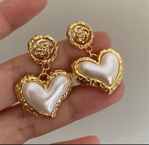 Pendiente corazón de perla dorado y plateado