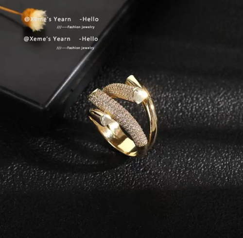 Anillo ajustable cruzado con brillo dorado y plateado