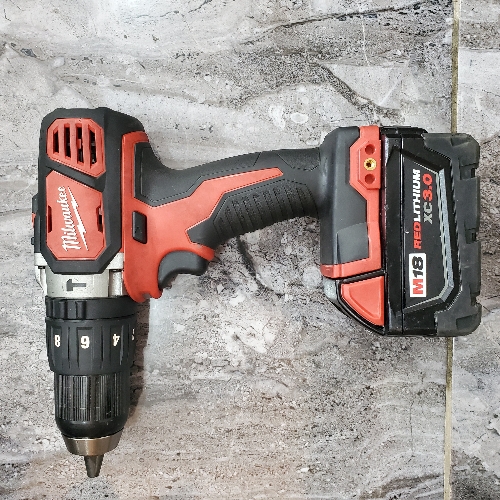 Taladro recargable Milwaukee con martillo