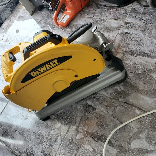 Guillotina dewalt para metal