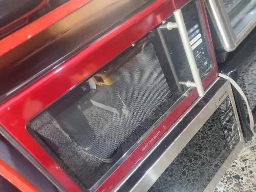 Microhondas Emerson rojo