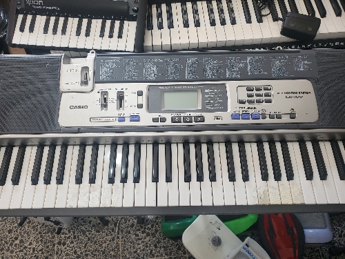 Piano vasio gris