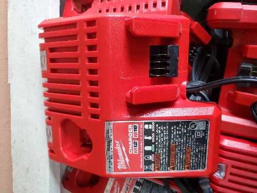 Cargador Milwaukee