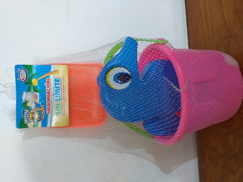 Cubeta moderna con figura