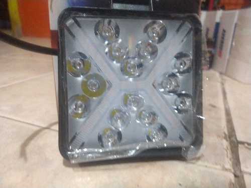Faro cuadrado con X amarilla