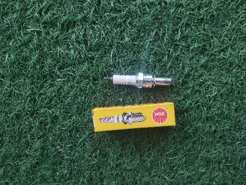 Bujía honda CB1 larga /suzuki GN125 leixa