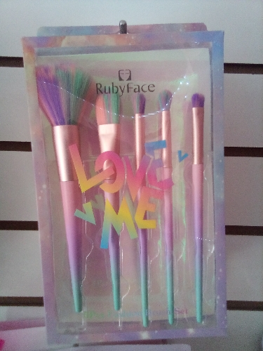 Brochas Love Me