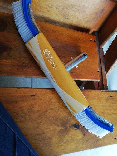 Cepillo nylon con refuerzo de aluminio 18" azul