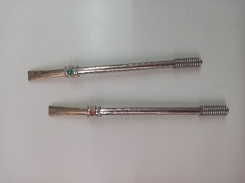 Bombilla de chapa con dije
