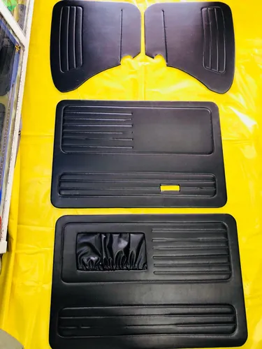 Tapas de puerta de vocho punteadas negras