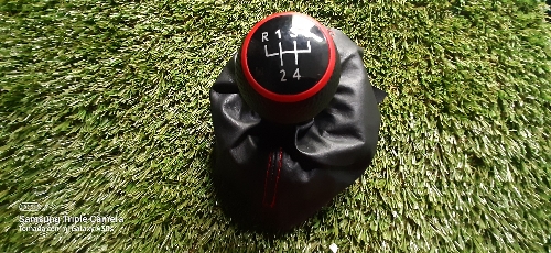 Palanca de seat roja y funda con costura roja