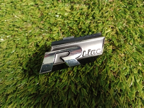 Emblema parrilla r line Jetta mk7