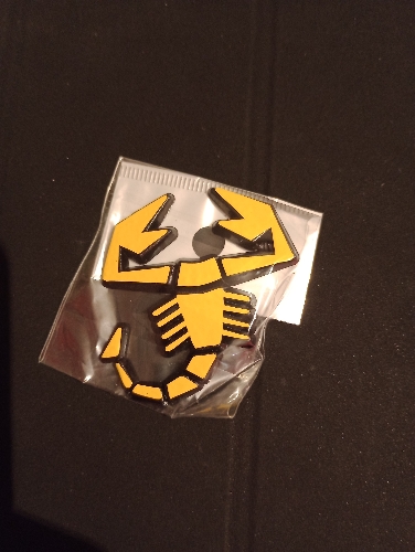 Emblema alacran amarillo