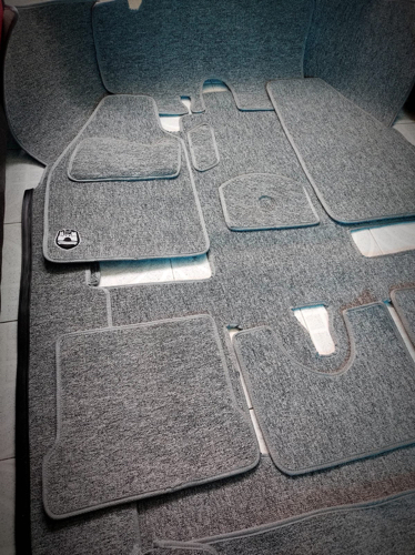 Alfombra gris rata