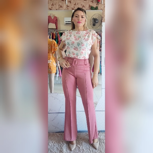 Calça flare com cinto em crepe malha