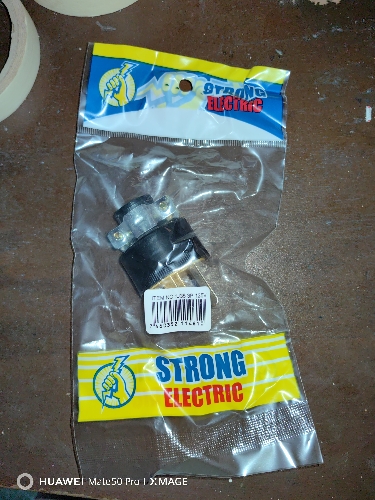 ENCHUFE DE HULE 15A 125V C/ABRAZ U35-3P NEGRO