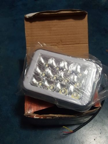 Faro cuadrado con haro de luz