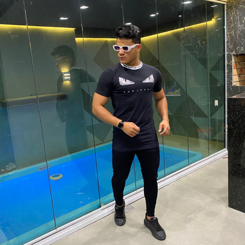 T: M Camisa pow preta com olho @
