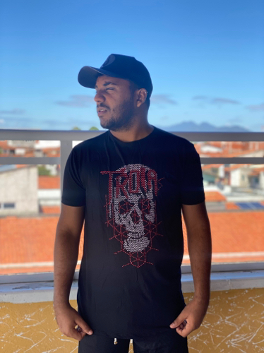 T: M Camisa Tróia preta caveira vermelha