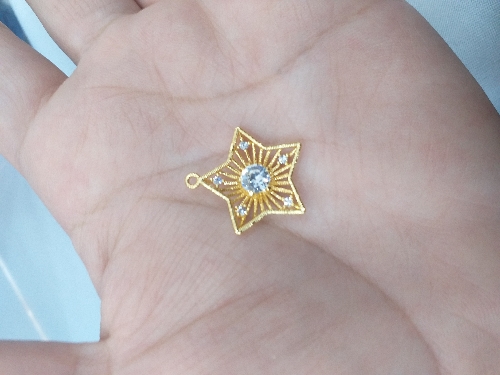 Dije flor filigrama dorado