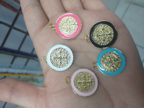 Dije medalla san benito chapado 18K dorado colores variados