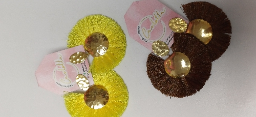 ZARCILLOS POMPONES AMARILLOS
