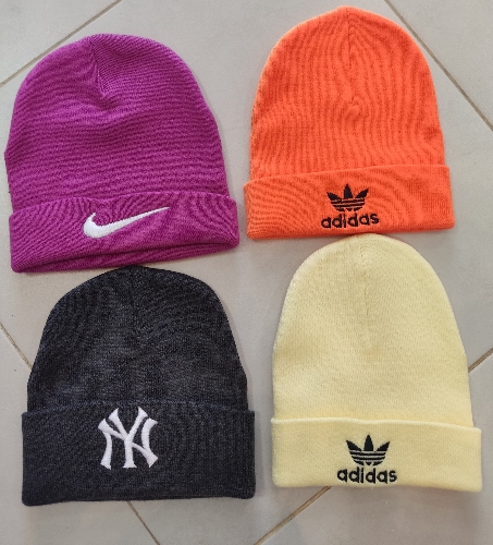 Gorro de lana con logos (140)