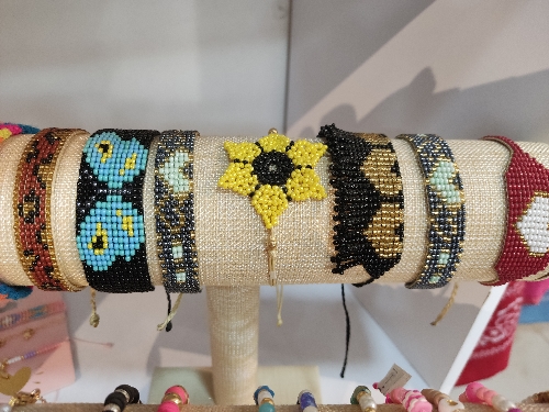 Pulsera tejida con mostazilla