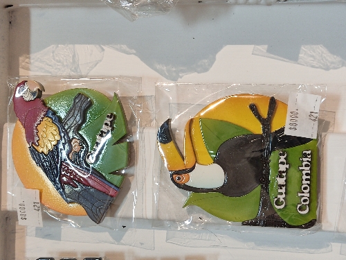 Imán madera de guacamaya y tucán