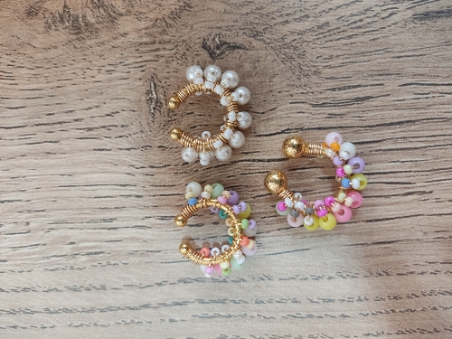 Ear cuff tejido con perlas y mostazilla