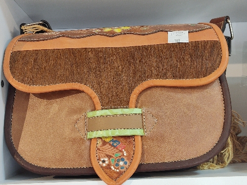 Carriel de cuero con flores y pelo