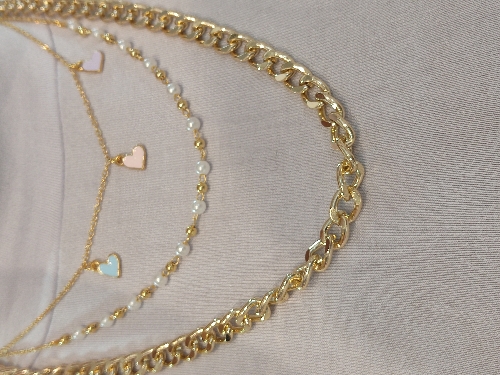 Collar triple de cubana perla y corazones