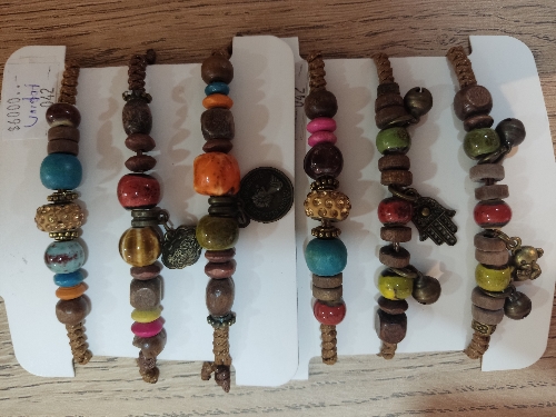 Pulsera de madera café con dije (042)