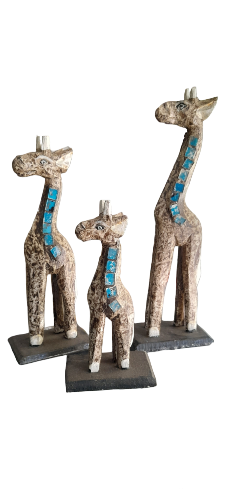Familia de girafa em madeira