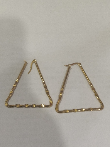 ARGOLLA EN ACERO TRIÁNGULO CON ONDAS 50 X 40 MM